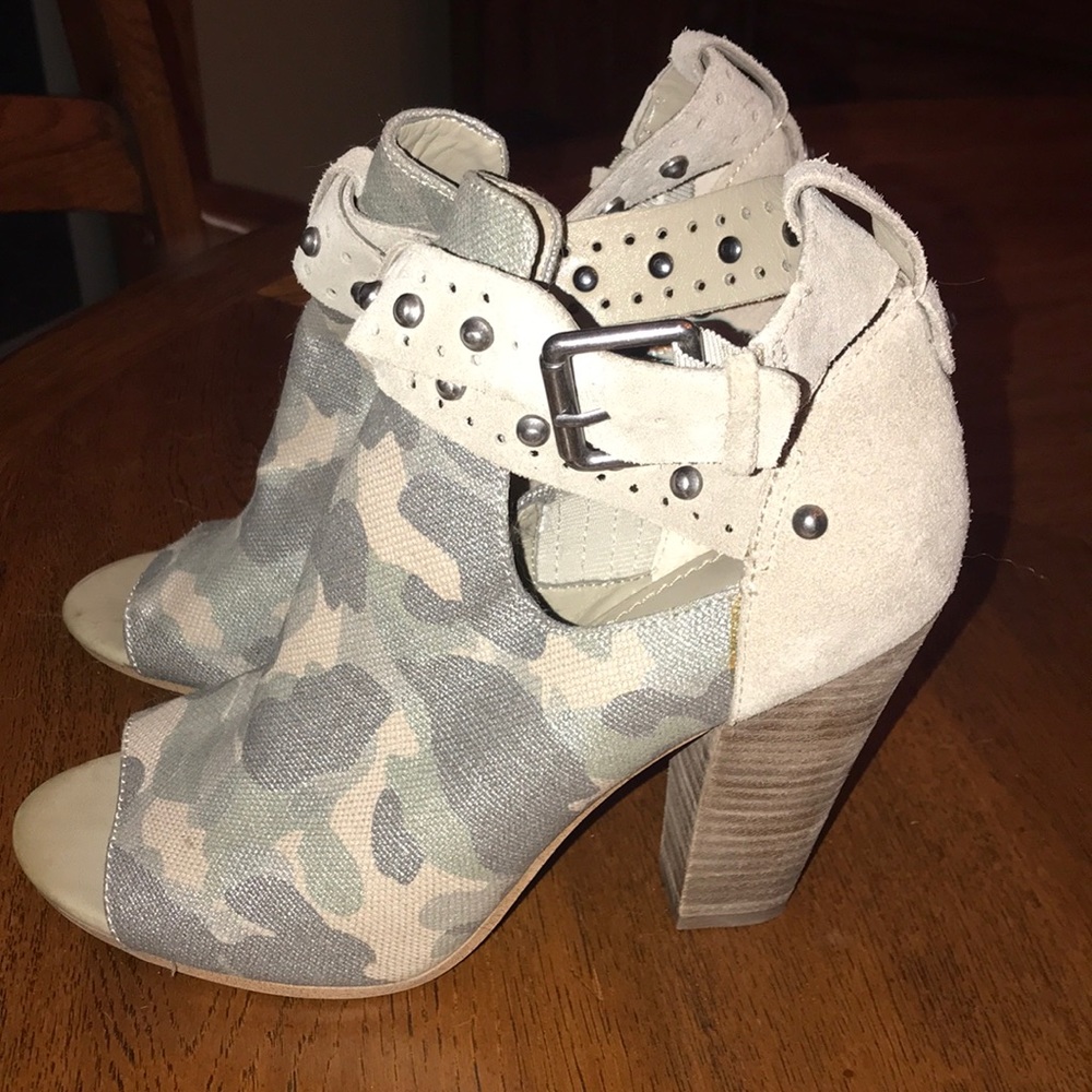 Guess Brand metallic camo peep toe Booties size 8